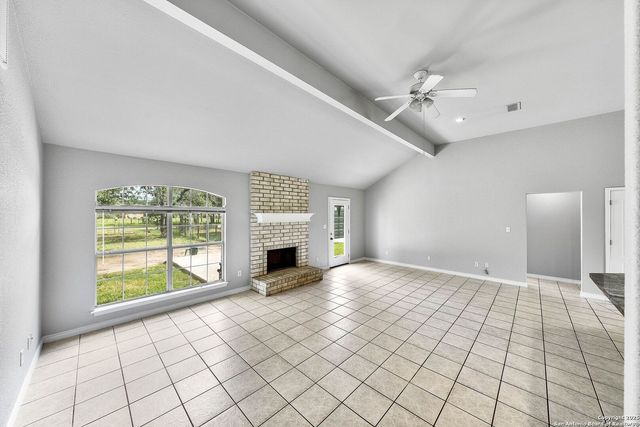 411 Shannon Ridge Dr, Floresville, TX 78114