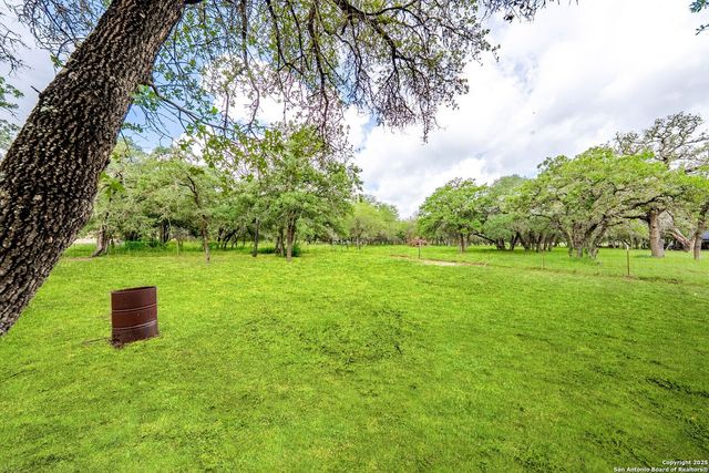 411 Shannon Ridge Dr, Floresville, TX 78114
