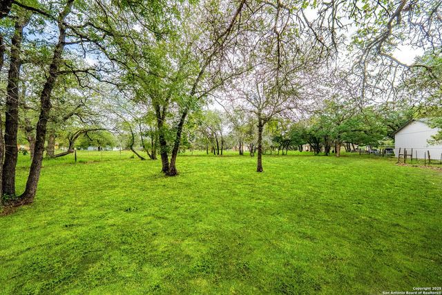 411 Shannon Ridge Dr, Floresville, TX 78114