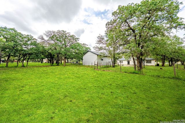 411 Shannon Ridge Dr, Floresville, TX 78114