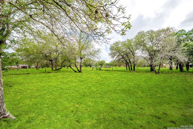 411 Shannon Ridge Dr, Floresville, TX 78114