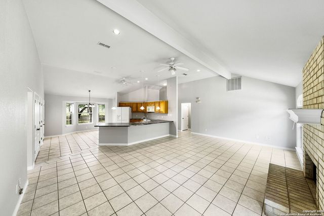 411 Shannon Ridge Dr, Floresville, TX 78114