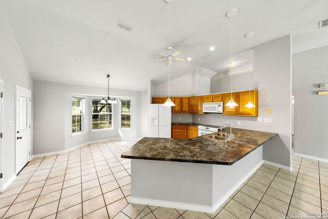 411 Shannon Ridge Dr, Floresville, TX 78114