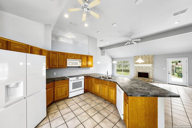 411 Shannon Ridge Dr, Floresville, TX 78114
