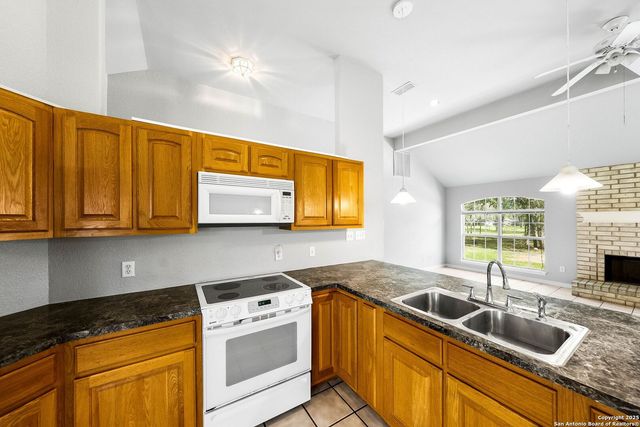 411 Shannon Ridge Dr, Floresville, TX 78114