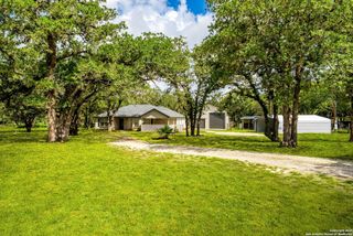 411 Shannon Ridge Dr, Floresville, TX 78114