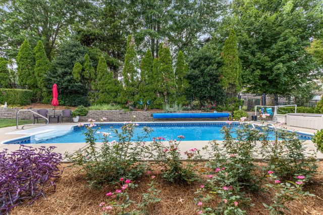 115 N Country Club Dr, Hendersonville, TN 37075