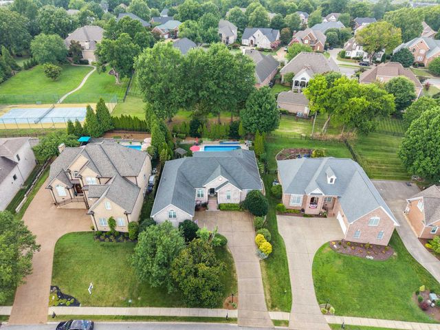 115 N Country Club Dr, Hendersonville, TN 37075