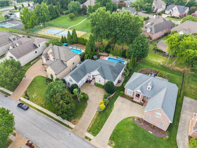 115 N Country Club Dr, Hendersonville, TN 37075
