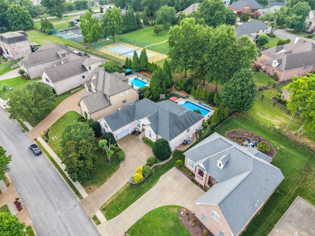 115 N Country Club Dr, Hendersonville, TN 37075