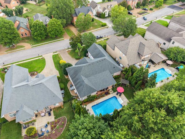 115 N Country Club Dr, Hendersonville, TN 37075