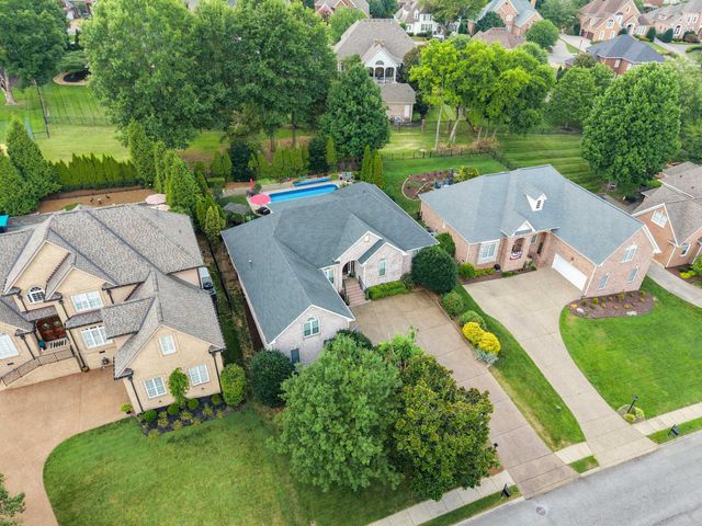115 N Country Club Dr, Hendersonville, TN 37075