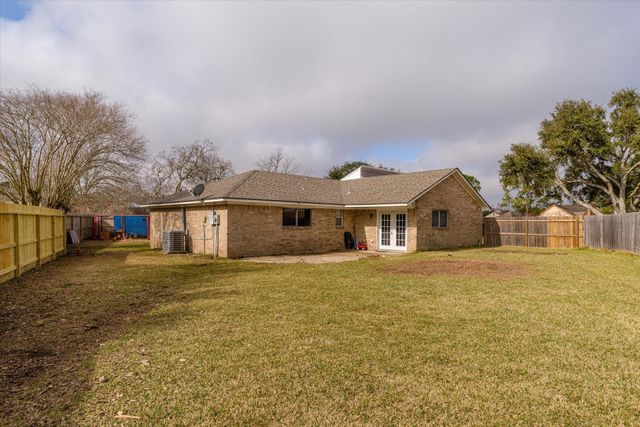 371 Somerset Court, Alvin, TX 77511