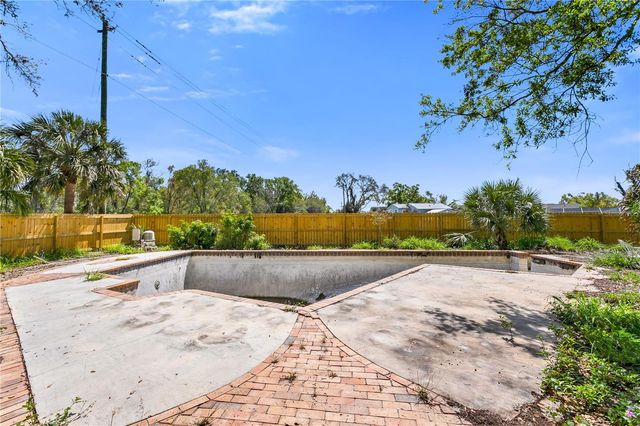 6734 TWELVE OAKS BOULEVARD, Tampa, FL 33634