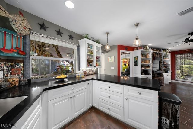 6076 Castaways LN, Sanibel, FL 33957