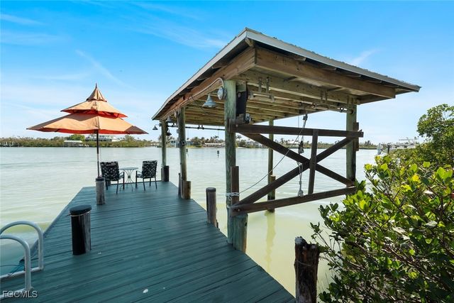 6076 Castaways LN, Sanibel, FL 33957