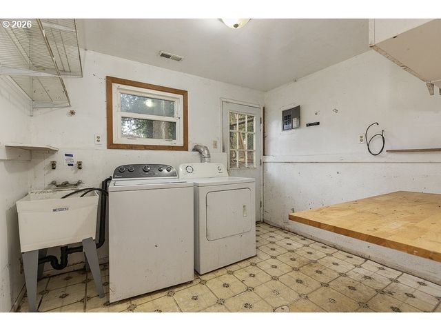 18721 Se CARUTHERS St, Portland, OR 97233