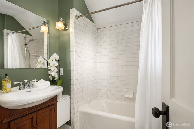 618 37th Avenue, Seattle, WA 98122