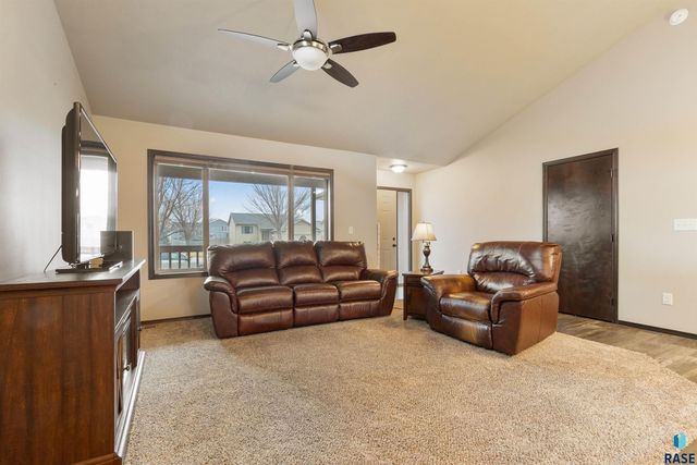 5801 W Bream Ct Court, Sioux Falls, SD 57107