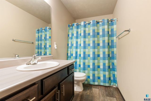 5801 W Bream Ct Court, Sioux Falls, SD 57107