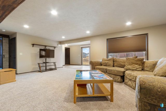 5801 W Bream Ct Court, Sioux Falls, SD 57107