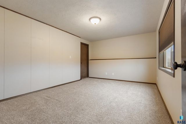 5801 W Bream Ct Court, Sioux Falls, SD 57107