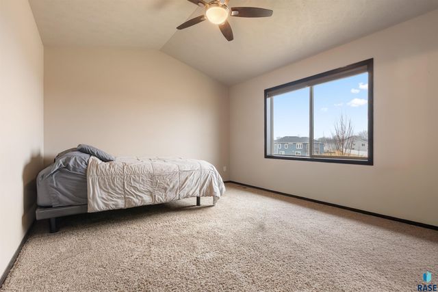 5801 W Bream Ct Court, Sioux Falls, SD 57107