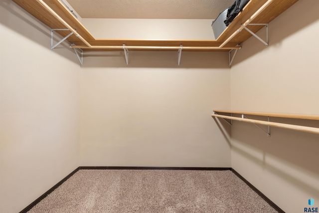 5801 W Bream Ct Court, Sioux Falls, SD 57107