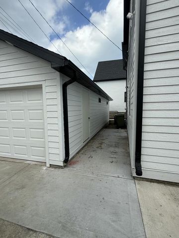 1922 E Iron STREET, Milwaukee, WI 53207
