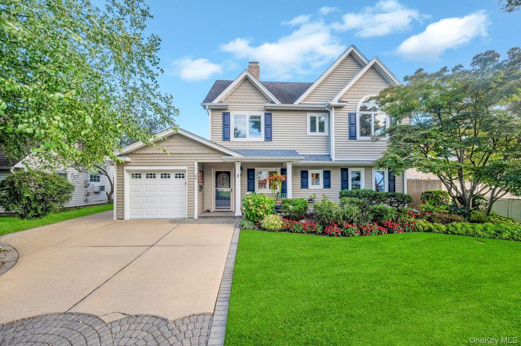 99 Lantern Road, Hicksville, NY 11801