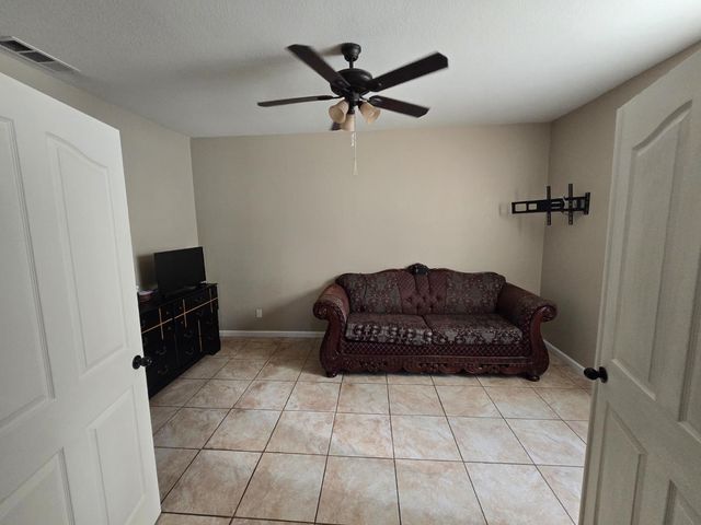 1683 Iris St, Los Banos, CA 93635