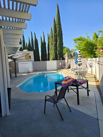 1683 Iris St, Los Banos, CA 93635