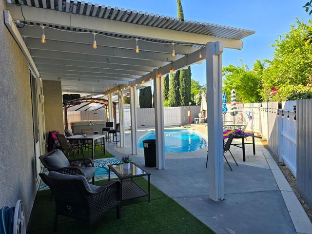 1683 Iris St, Los Banos, CA 93635