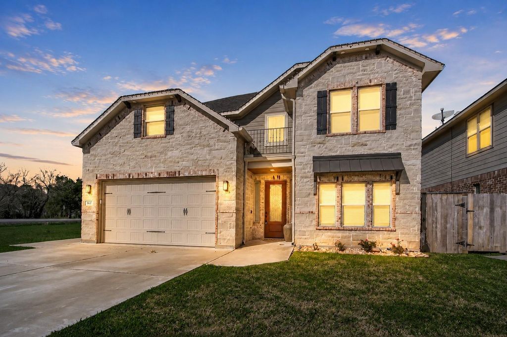 912 Roberts Street, East Bernard, TX 77435