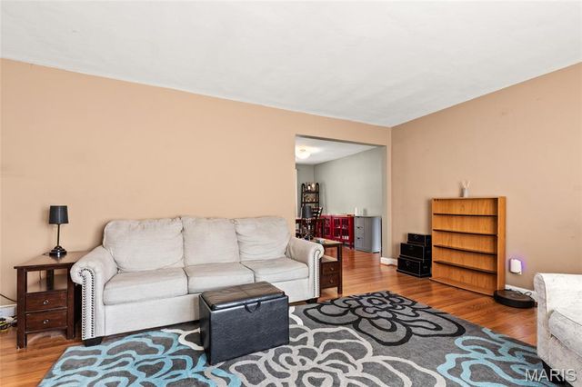 1047 Raisher Drive, St Louis, MO 63130