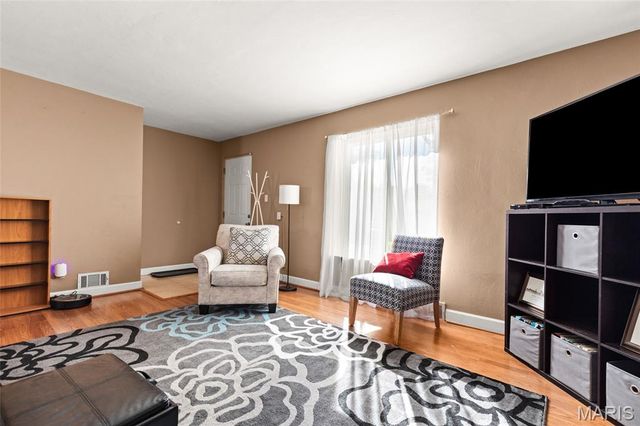 1047 Raisher Drive, St Louis, MO 63130