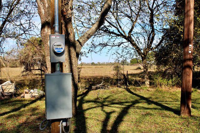 1040 Wilderness Lane, Alleyton, TX 78935