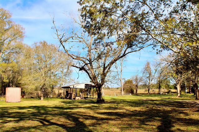 1040 Wilderness Lane, Alleyton, TX 78935