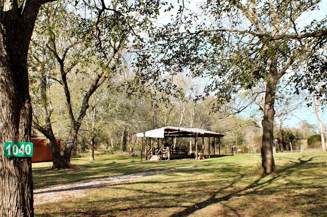 1040 Wilderness Lane, Alleyton, TX 78935