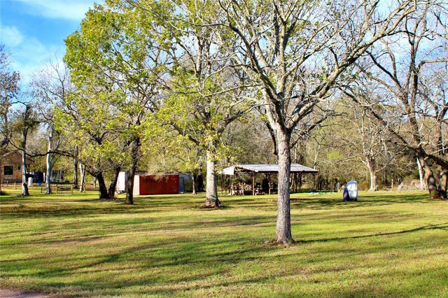 1040 Wilderness Lane, Alleyton, TX 78935