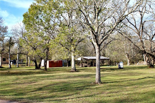 1040 Wilderness Lane, Alleyton, TX 78935