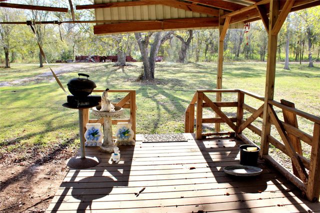 1040 Wilderness Lane, Alleyton, TX 78935