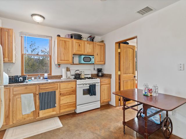 4 Red Hills Lane, Santa Fe, NM 87505