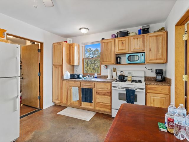 4 Red Hills Lane, Santa Fe, NM 87505