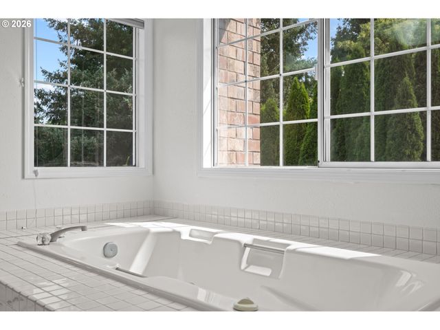 3415 RIVERKNOLL Way, West Linn, OR 97068