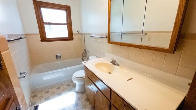 24 S Carriage Drive, St Joseph, MO 64506