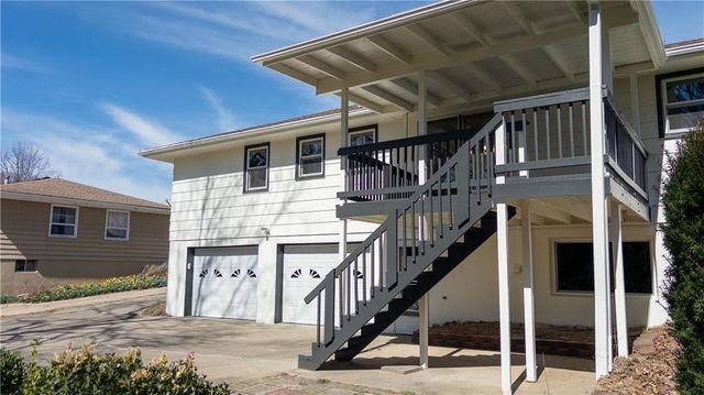 24 S Carriage Drive, St Joseph, MO 64506