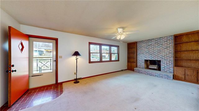 24 S Carriage Drive, St Joseph, MO 64506