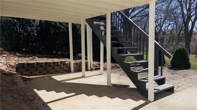 24 S Carriage Drive, St Joseph, MO 64506