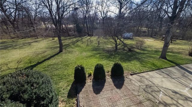 24 S Carriage Drive, St Joseph, MO 64506